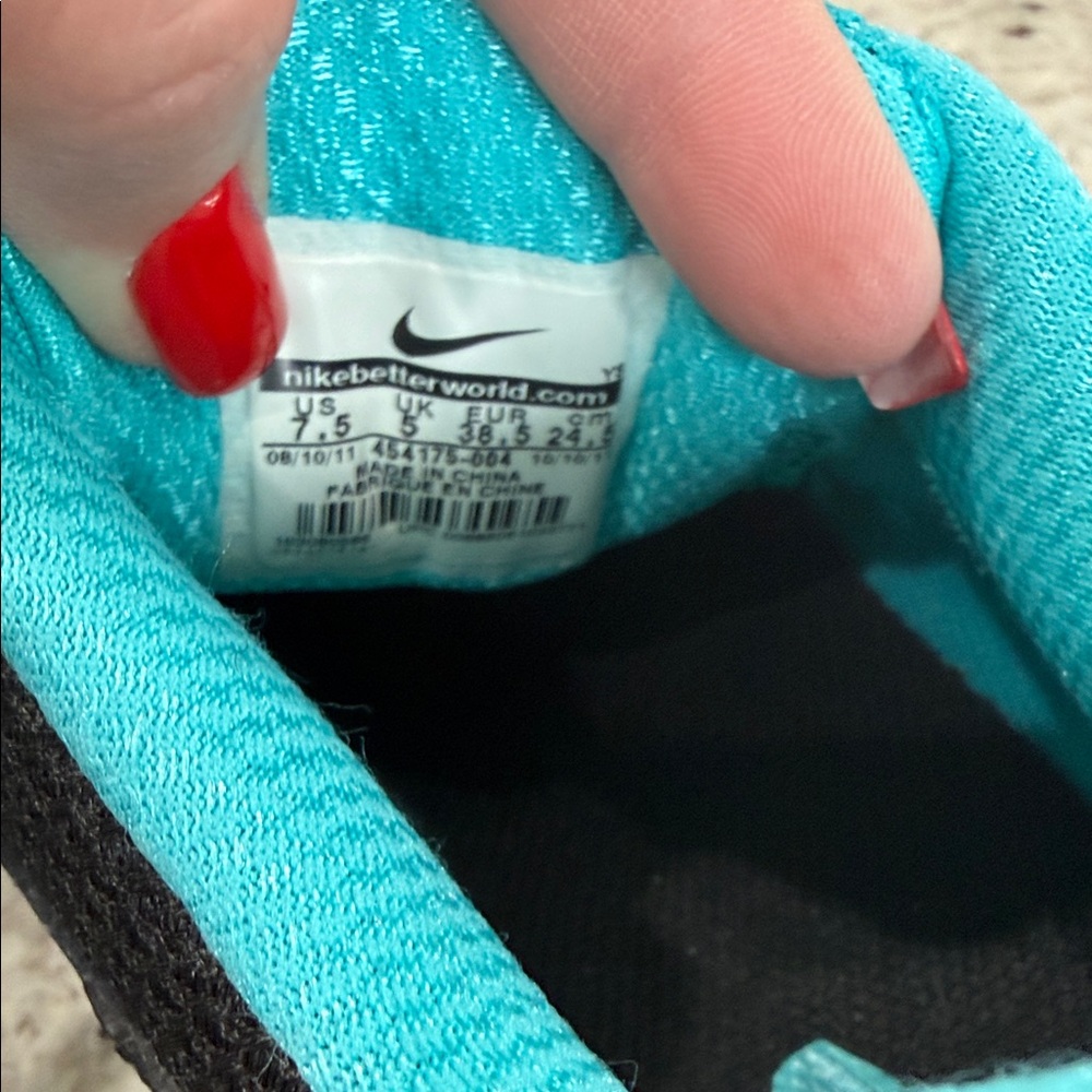 Women’s Like New Nike Sneakers - Picture 5 of 6